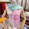 2024 Top Fashion Designer Silk Scarf Högkvalitativ fyrkantig huvudband Märke bokstäver Allover Gradient Effect Scarf Designer Scarf For Women Quality Twill Silk Scarves