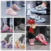 2024 Designer Casual Shoes Shoes Män Kvinnor som kör White Black Navy Blue Vintage Distressed Sports Trainer Low Gai Comfort Free Frakt