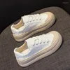 Scarpe casual in vera pelle con punta tonda e suola spessa con cinturini incrociati poco profondi e sneakers da donna a blocchi di colore sono versatili