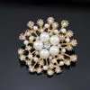 Pins Broches Groothandel Legering Witte Parel Kristal Steentjes Kerst Sneeuwvlok Bloem Broche Pins Voor Vrouwen Meisje Bruiloft Sieraden Cadeau Y240329