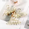 Hair Clips Elegant Rhinestone Pearl Hair Clip Alloy Corolla Design Claw Clip Metal Hairpin Shark Clip Barrette Girl Trend Hair Accessories Y240329