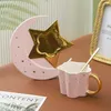 Tazas Taza de café y platillo de cerámica creativa con forma de estrella y luna con cuchara, taza con mango dorado, té de la tarde, jugo, bebidas de agua, porcelana