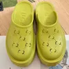 Дизайнер сандалий Slipper G Soft Sole Hole Shoes 2024 Summer Candy Color Internet Par