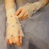 Мягкие перчатки для невесты в туль.