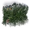 Dekorative Blumen, Weihnachtsgirlande, schneebedeckte Girlanden, Dekoration, grüner festlicher Weihnachtskranz mit Beeren, Tannenzapfen, Fenstersaugnäpfe