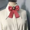 Bow Ties New Ladies Bow Tie Brosch Tyg Tyg Retro Rhinestone Nattie Brosches stora skjortor Collar Smyckespresent för kvinnor Tillbehör Y240329