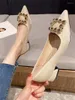 Zapatos casuales 2024 Verano Mujer Soltera Moda francesa Sandalias puntiagudas Rhinestone Decorativo Costilla Plana
