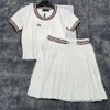 Miu kjol stickade hoppare toppar kjolar set lyxdesigner bokstäver kontrast färg tees veckad kjol outfit elegant casual dagliga skjortor klänning 724 mui mui kjol