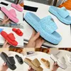 Designer tofflor sandaler män kvinnor guld spänne slip på svartbrun rosa glider virkning skjutreglage kvinnor avslappnad sandal plattform kilar halm flatform flip flops 35-42