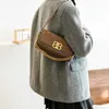 Borsa a tracolla invernale da donna nuova smerigliata con fibbia di chiusura, moda versatile e per donna con uno sconto del 70% sulle vendite online