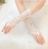 Midlängd bröllopshandskar Kvinnor Fingerl Brudhandskar Elegant Rhineste White Lace Gloves For Bridal Wedding Accores C39V#