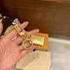 Met BOX Designer Unisex gouden sleutelhanger accessoires L sleutelhangers brief luxe patroon auto sleutelhanger sieraden geschenken lanyards voor sleuteltas