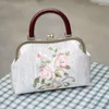 Tasche Form Handgemachte Gestickte Frauen Handtasche 2024 Retro Chinesischen Stil Damen Taschen Bankett Blume Weibliche Schulter