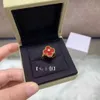 Designer van High Edition Clover Diamond Ring med avancerad mode mångsidig 18K naturlig vit fritillaria röd agat i