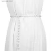 Midjekedjor bälten vita pärlbälte kvinnors bälte kedja bohemiska bälte fashionabla och helt matchade klänningskjorta dekoration elegant pärlsupphängare y240329
