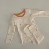 Frühling Herbst Baby Junge Mädchen Pyjamas Karotte Oneck BodysuitTshirtElastische Taille HosenCap geboren Hause Tragen Nachthemd E8357 240325