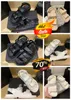 Neue Luxus-Designer-Sandalen für Damen, Schwarz, Weiß, Kalbsleder, gesteppte Plateau-Flats, niedriger Keilabsatz, Diamant-Schnalle, Slip-on-Knöchelriemen-Flip-Flop