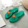 Sandalen Designer-Slipper Dicke Sohlen-Hausschuhe mit Fischgrätenmuster für Damen-Sommerkleidung EVA schnell trocknende Gummi-Clip-Füße G Strand Anti-Rutsch-Urlaub