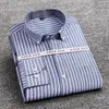 メンズストライプの格子縞のオックスフォードスピニングカジュアルな長袖シャツ快適な通気性カラーボタンデザインスリムな男性ビジネスドレス240328
