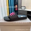 Family b Zapatillas de verano de una línea con parte inferior plana y letras de color caramelo, sandalias de playa antideslizantes para mujer