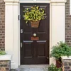 Decoratieve bloemen gele lentekrans lavendel woondecoratie voordeur houten hangend buiten