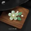 Stift broscher retro handgjorda blommor brosch nisch temperament high-end glas jade badge artificiell pärla antik stil tillbehör y240329