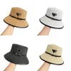 Women Designer Straw Hats szerokie grzbiet Awant Garde Ochrona przeciwsłoneczna Słodka Letnie wędkarstwo Kapeluje słoneczne Wysokiej jakości litera plastowana złota wiadra trójkąt ga0132 c4