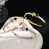 Tytan Diamond inkrustowany czteroosobowy bransoletkę dla kobiet, wszechstronna i wysokiej klasy otwarta bransoletka, biżuteria ze stali nierdzewnej
