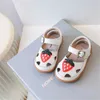 Sandaler 2023 Nya sommar babyskor för flickor läderutskärningar Strawberry Småbarn Sandaler Princess Fashion Little Girls Sandaler 240329