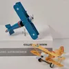 装飾的な置物ヴィンテージメタルプレーンモデルモデルPography Propograps Toy Iron Retro Aircraft Glider Biplane Pendant Airplaneをランダムに