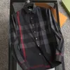Мужская рубашка дизайнерская мужская рубашка с длинными рукавами для рубашки бизнес-мода Классическая повседневная клетчатая рубашка Высококачественная шелковая хлопчатобумажная одежда женская карманная рубашка карманной карманы