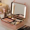 Borsa per cosmetici di grande capacità con specchio Borse per trucco con luce a LED Custodia in pelle PU impermeabile Scatola di immagazzinaggio da viaggio per donna 240328