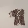 生まれた服の幼児の女の子の寝台車は眠っているパジャマセット240325