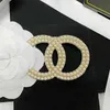 Modedesigner varumärke brev stift broscher unisex crystal pearl brosch kostym pin bröllop fest juveler accessoarer gåvor