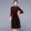 Robes décontractées Qualité Bonne Softerable Velvet Genou Longueur Femme Automne Robes Vintage Couleur Rouge Bouton Décorer Feminino Party