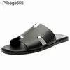 Pantoufles pour hommes Sandales de créateurs Station Europe 2024 Été En plein air Nouveau cuir véritable coréen Mens One Word Flip Flop Marque européenne et un logo