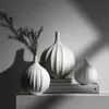 Moderne witte keramische vazen Chinese stijl eenvoudig ontworpen aardewerk en porselein voor kunstbloemen decoratieve beeldjes 240325