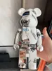 Novità Articoli Bearbrick 400% Orso violento Mattone Scultura Personaggio Rossetto Marca Orso Mattone Kawaii Decorazione della stanza Orso Mattone RegaloL2403