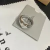 Anello di design Accessori di gioielli di qualità di lusso Anelli di stile affascinante Marchio d'arte Selezione di design semplice Placcatura del regalo di moda Reale 2188