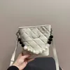 Lyxdesigner Kvinnor stor pärla hanterar axelväska handväska med högkvalitativ veckad läder hinkväska strass logotyp hobo väska