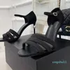 Materiale del raso Temperamento elegante Nero bianco una parola scarpe con fibbia ladys sexy Tacco posteriore alto lui