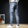 Koreansk stil mäns smala fit jeans med denim våren och hösten avslappnad lapptäcke harajuku fi designer kläder ons jeans 47u4#