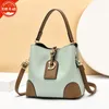 Borse a tracolla Borsa da donna 2024 Versione coreana Moda Secchiello portatile Tendenza Colore Contrasto Texture Borse a tracolla per