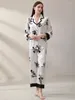 Home Clothing Benutzerdefiniertes Damen-Pyjama-Set aus weicher Seide mit langen Ärmeln, weißem Blumenmuster und kontrastierender Paspelierung