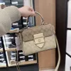 Schoudertassen voor dames zijn in de uitverkoop in de fabriek Nieuwe Olay Damestas Morgan Carriage Flip Klein Vierkant Litchi Kersenprint Eén schouder Crossbody