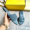 Gratis fraktdesigner Kvinnor Slides Sandaler Beach Flat Slippers denim ljusblå skript broderad sommarhöstmulor utomhus vattentät lyx kalvskinn storlek 35-42