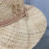 Chegada chapéu de palha de ráfia para mulheres com letra e corrente Aba larga Floppy Sun Hat Verão Chapéus Lady Beach Cap 240320