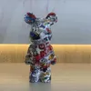 Neuheiten 29 cm Cartoon-Graffiti-Bär-Ziegelstatue ABS-Charakter Bär-Ziegelskulptur Desktop-Dekoration moderne Wohnzimmer-Heimdekoration GeschenkL2403