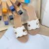 Sandálias de chinelo de designer levemente acolchoadas slides planos chinelos palmilha sandálias de couro dedo do pé aberto mulheres de luxo flip flops férias flats sandália 35-42