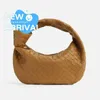 Botega Teen Jodie Bag Teen Intercciato Кожаная сумка для плеча с мягкой закругленной формой высота узла высота 21 см. Ширина 36 см глубиной 13 см ручка сброса 18 см. OMH8